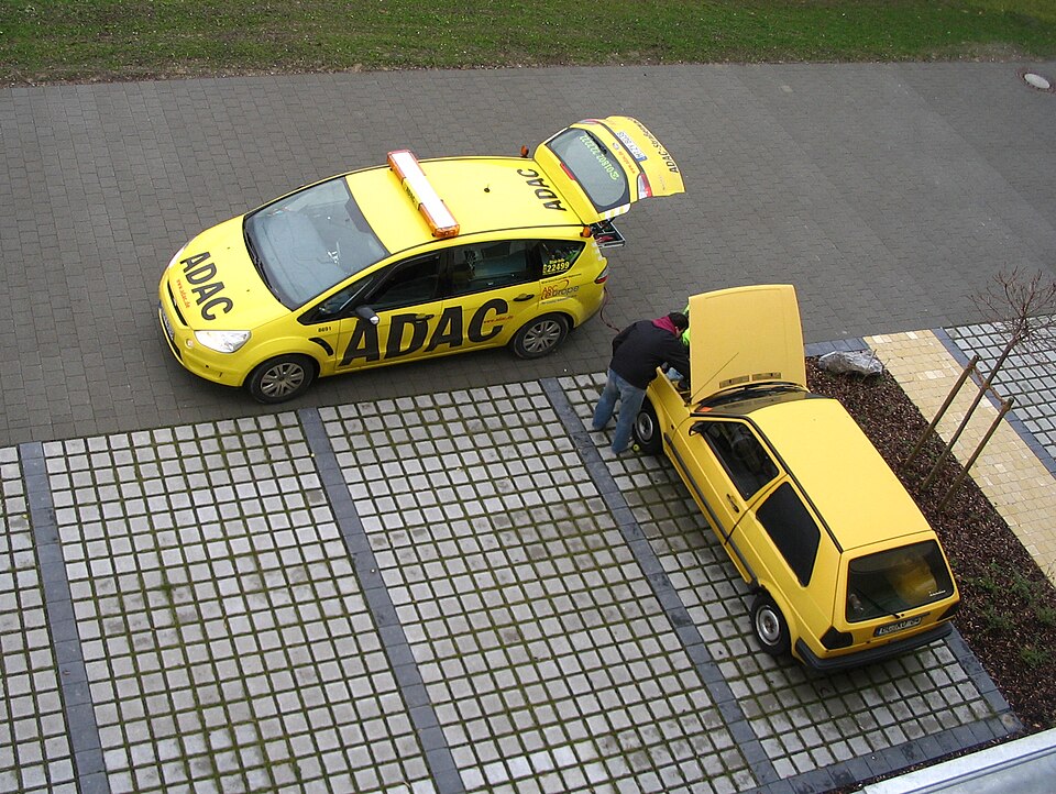 An ADAC roadside assistance scene in Germany; context image, not an endorsement or a diagnosis.