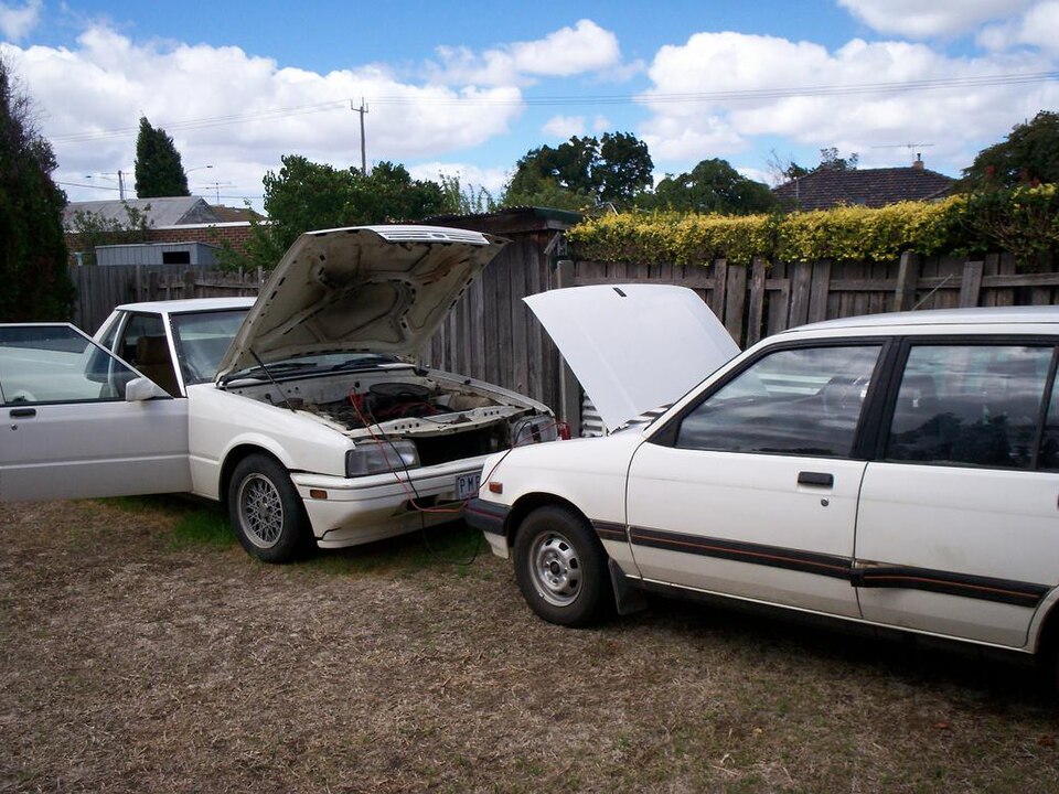 Two vehicles during a jump start; the scene does not replace your vehicle-specific connection instructions.